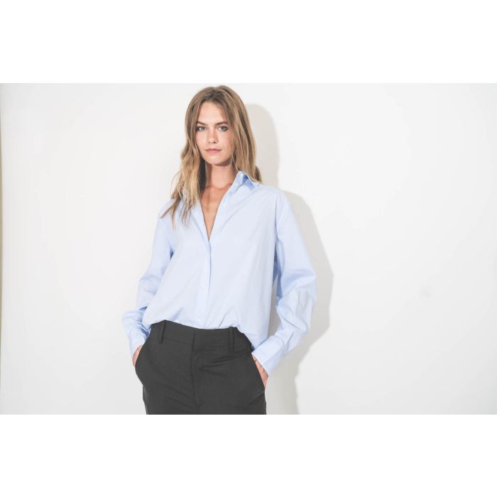 Chemise Essie Anine Bing en popeline de coton bleu ciel.