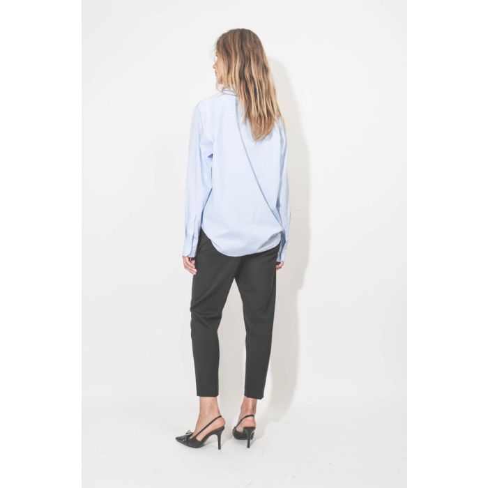 Chemise Essie Anine Bing en popeline de coton bleu ciel. Portée de dos.