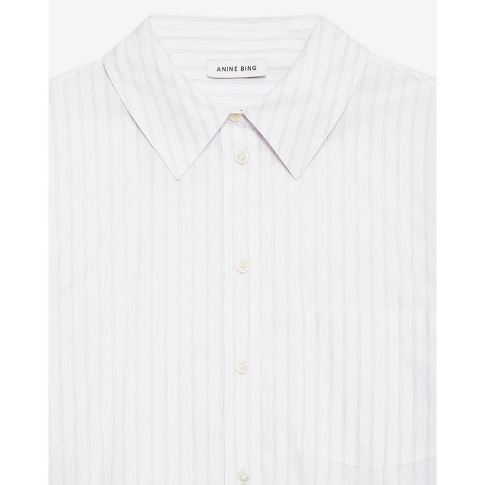 Chemise blanche manches longues Mika Anine Bing à rayures noires. Vue face en détails.