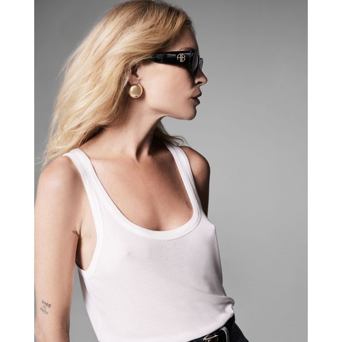 Débardeur en jersey fluide blanc Brine Anine Bing. Porté par Erin Wasson. Détail de l'emmenchure.