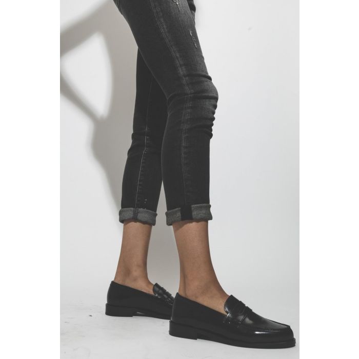 Débardeur blanc emmanchures américaine côtelé blanc Eva Tank Anine Bing. Porté avec des Mocassins Sebago.