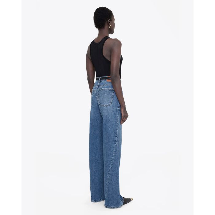 Jean taille haute jambes larges en denim bleu foncé Briley Anine Bing.  Porté de dos.