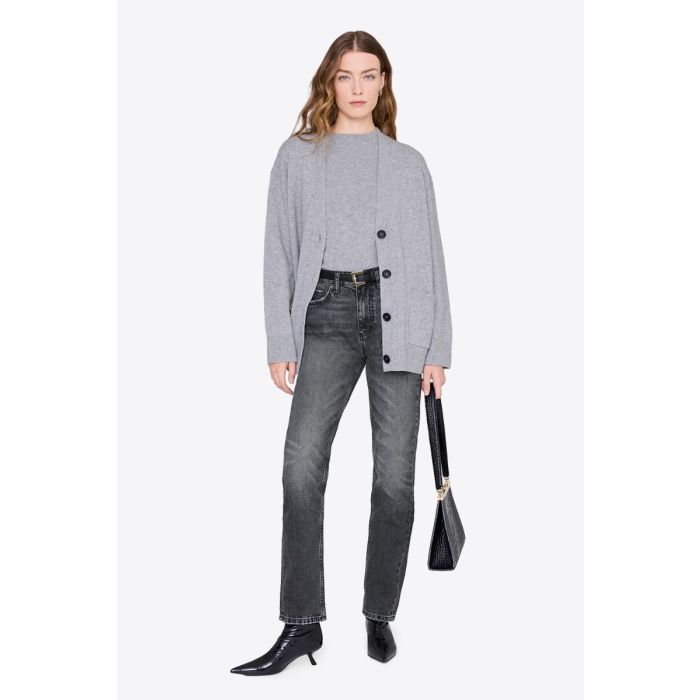 Jean Bruno Anine Bing de denim gris foncé Washed Smoke Grey. Porté de face avec un pull gris.