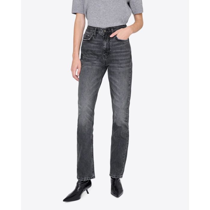 Jean Bruno Anine Bing de denim gris foncé Washed Smoke Grey. Porté de face.