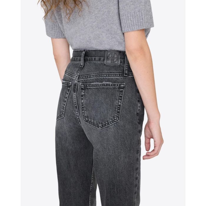 Jean Bruno Anine Bing de denim gris foncé Washed Smoke Grey. Détail des poches à l'arrière et de l'étiquette en cuir noir, avec le logo "AB". 