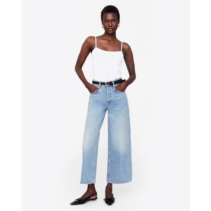 Jean taille haute jambe large Heath Anine Bing en coton régénératif bleu ciel. Porté de face.