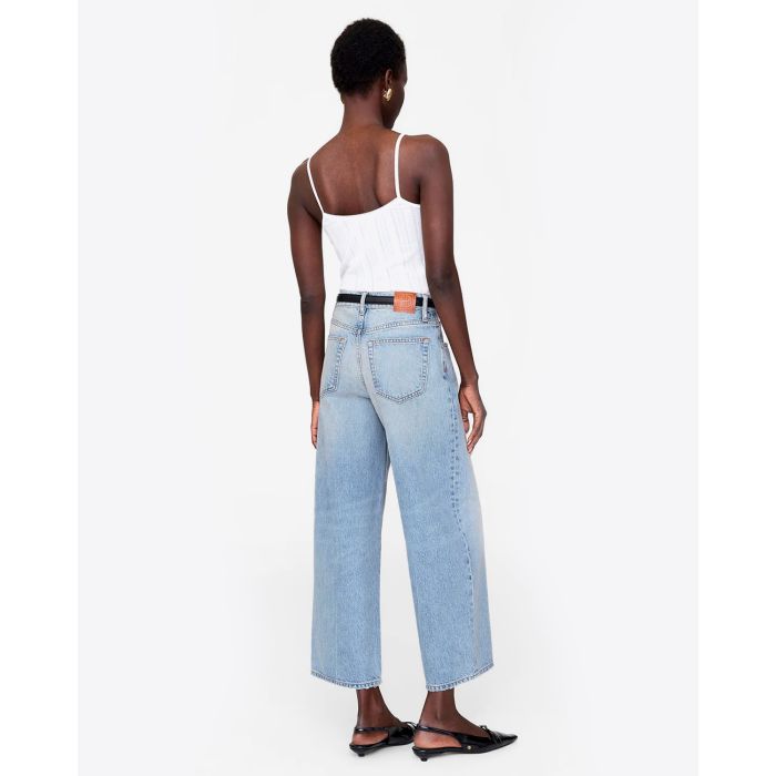 Jean taille haute jambe large Heath Anine Bing en coton régénératif bleu ciel. Porté de dos.