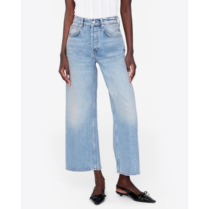 Jean taille haute jambe large Heath Anine Bing en coton régénératif bleu ciel. Porté avec des ballerines noires.