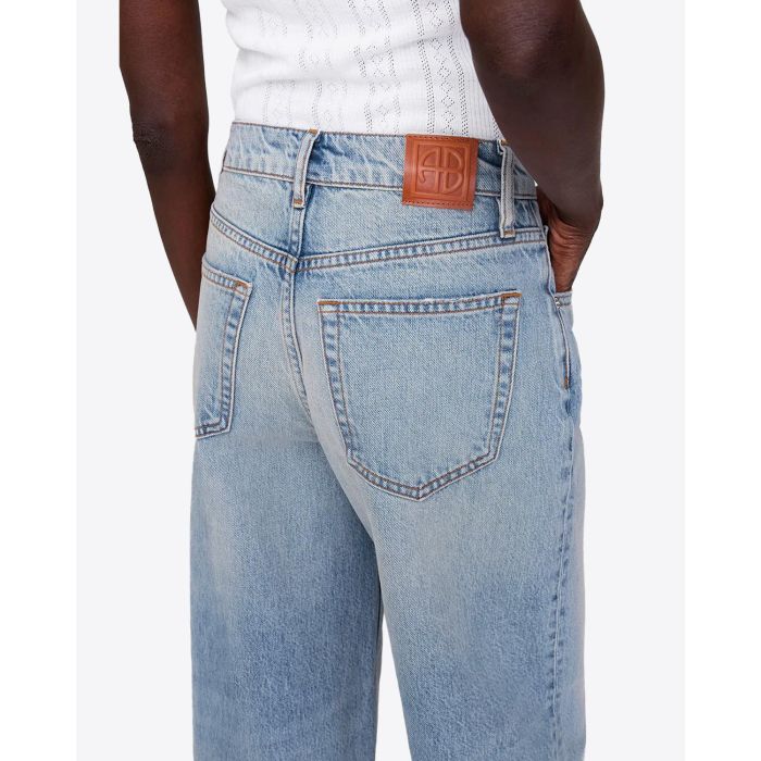 Jean taille haute jambe large Heath Anine Bing en coton régénératif bleu ciel. Détail du dos avec étiquette logo "AB".