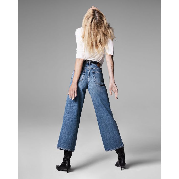 Jean large taille haute Rick Anine Bing en denim bleu délavé. Porté de dos par Erin Wasson.