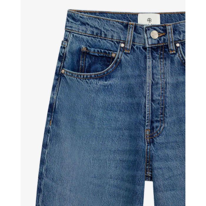Jean large Rick Anine Bing en denim bleu délavé. Vue face sur les détails de la ceinture. 