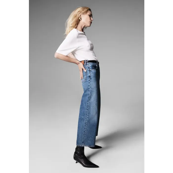 Jean large Rick Anine Bing en denim bleu délavé. Porté par Erin Wasson.