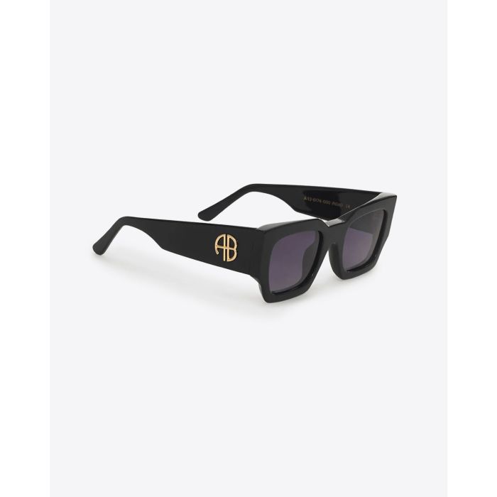 Lunettes de solei lndio Anine Bing noires. Vue profil avec logo monogramme. 