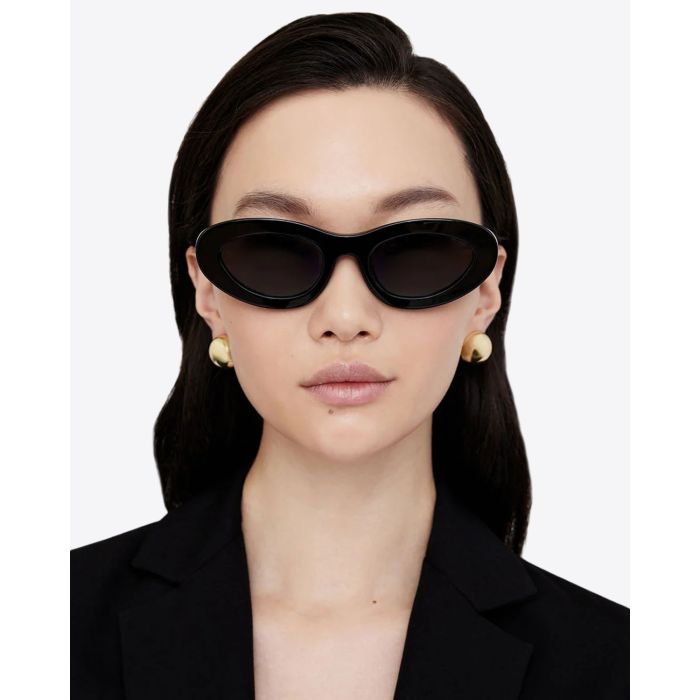 Lunettes de soleil noires Roma Anine Bing. Vue face. Portées sur le mannequin. 