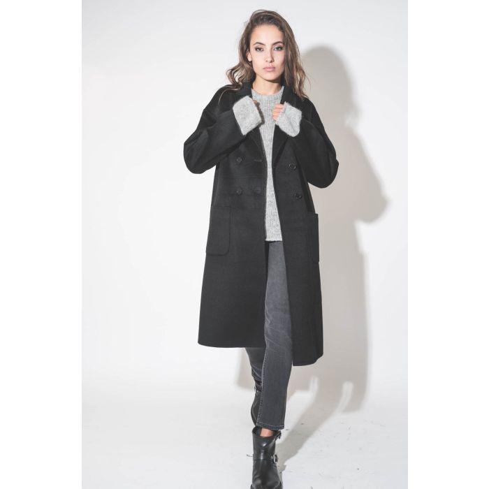 Manteau classique en laine et cachemire noir Dylan Anine Bing. Porté ouvert. 