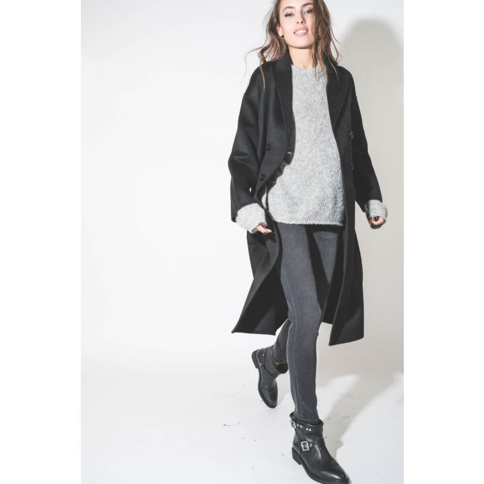 Manteau classique en laine et cachemire noir Dylan Anine Bing. Porté sur un pull en alpaga gris.