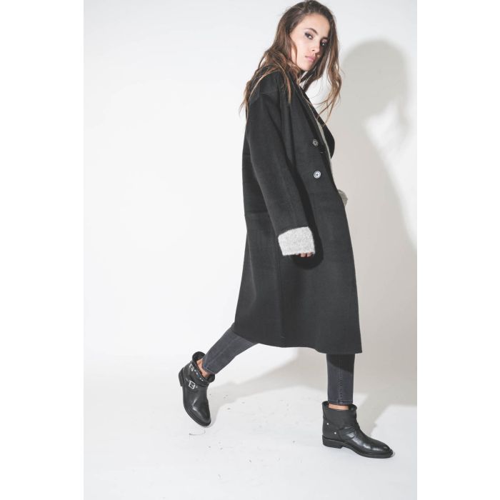 Manteau classique en laine et cachemire noir Dylan Anine Bing. Porté de profil sans la ceinture.