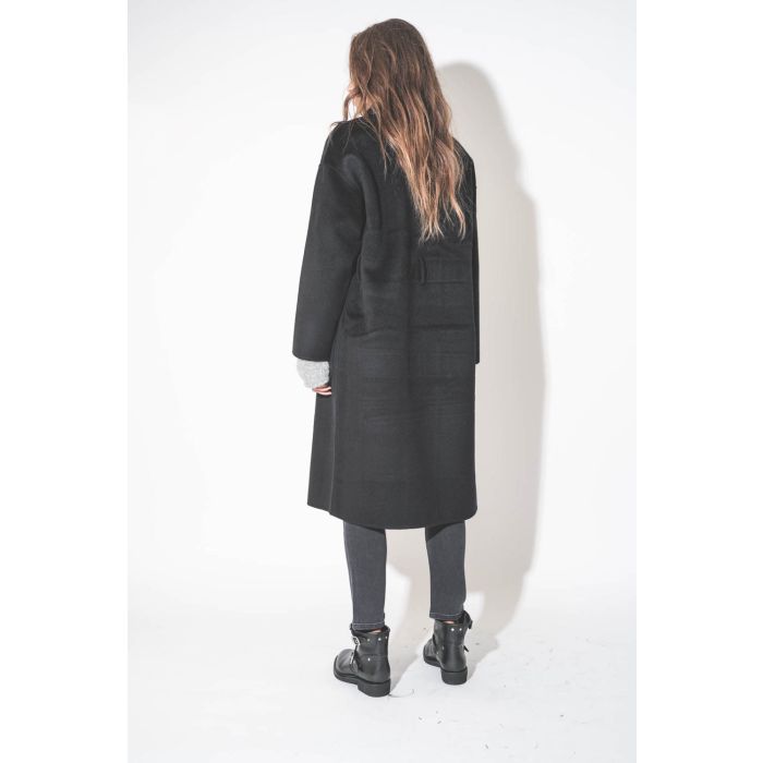 Manteau classique en laine et cachemire noir Dylan Anine Bing. Porté de dos sans la ceinture.