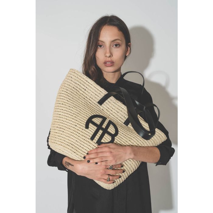 Panier en osier naturel finitions cuir noir Palermo Anine Bing. Détail du logo en cuir noir AB. 
