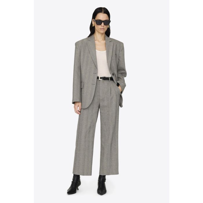 Pantalon Belen Anine Bing ivoire et noir à chevrons porté de face avec sa veste assortie.