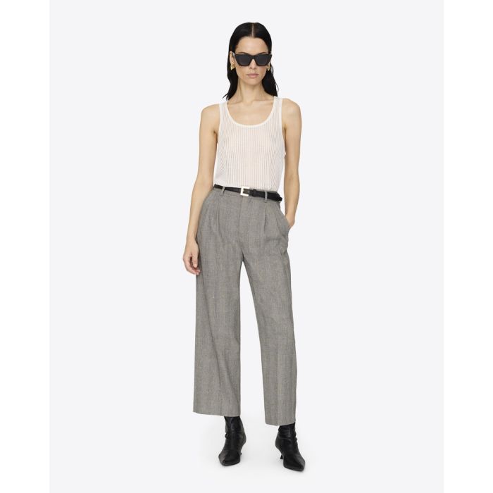 Pantalon Belen Anine Bing ivoire et noir à chevrons porté de face.