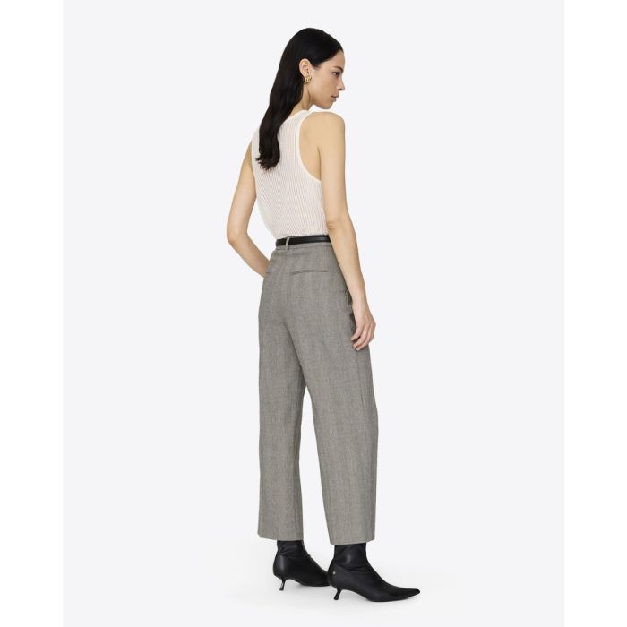 Pantalon Belen Anine Bing ivoire et noir à chevrons porté de dos.