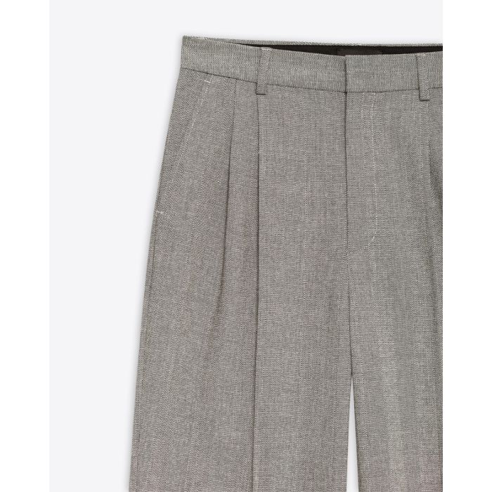 Pantalon Belen Anine Bing ivoire et noir à chevrons. Détail de la matière, de la poche italienne et des plis devant. 