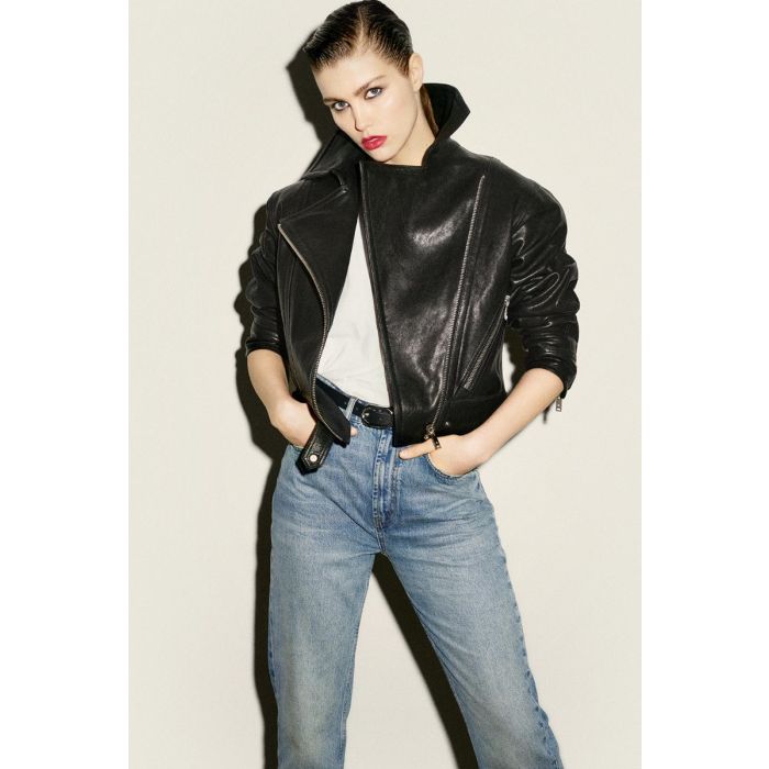 Perfecto Julie Anine Bing en cuir noir, porté avec un jean bleu.