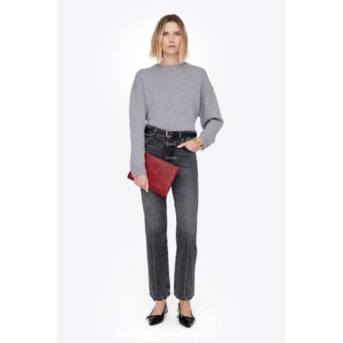 Pochette Lili Anine Bing en cuir grainé rouge. Vue porté à la main.
