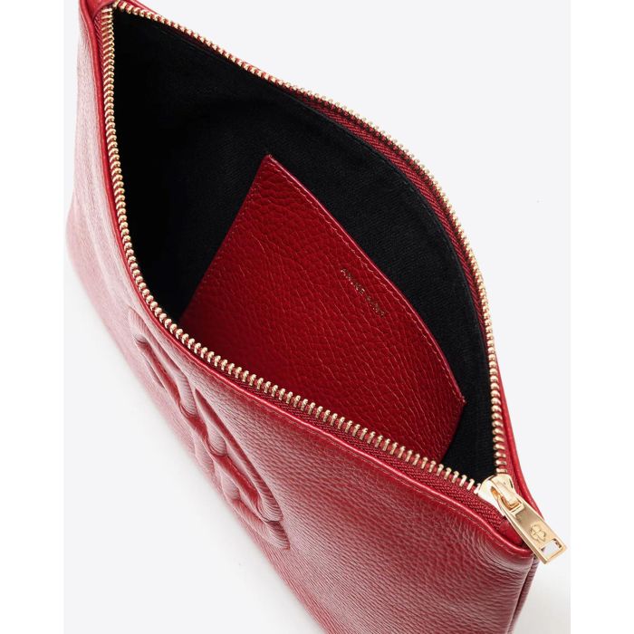 Pochette Lili Anine Bing en cuir grainé rouge. Vue détails.