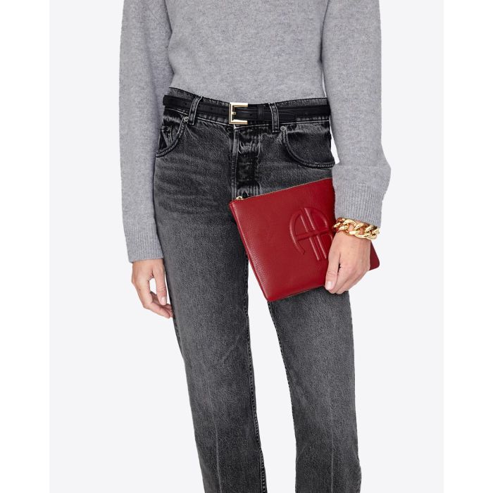 Pochette Lili Anine Bing en cuir grainé rouge. Vue porté. 