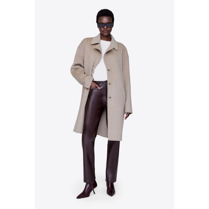 Manteau Portia Anine Bing en laine et cachemire épais et double face beige porté de face.
