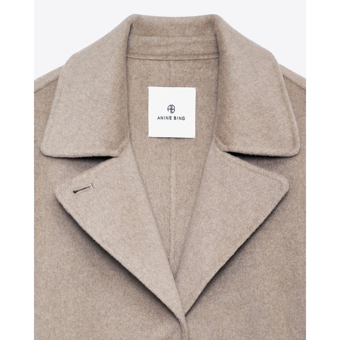 Manteau Portia Anine Bing en laine et cachemire épais et double face beige. Détail du col.