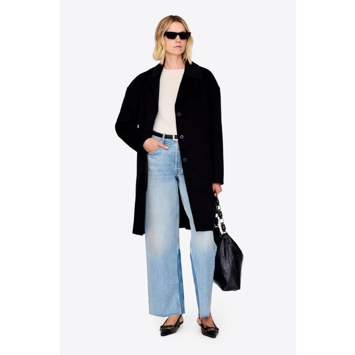 Manteau Portia Anine Bing en laine et cachemire double face noir porté de face ouvert.