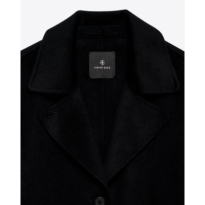 Manteau Portia Anine Bing en laine et cachemire double face noir. Détail du col.