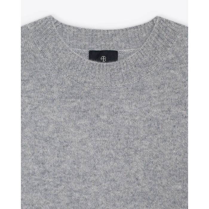 Pull en cachemire col rond gris chiné clair Lee Crew Anine Bing. Détail du col bord côte.
