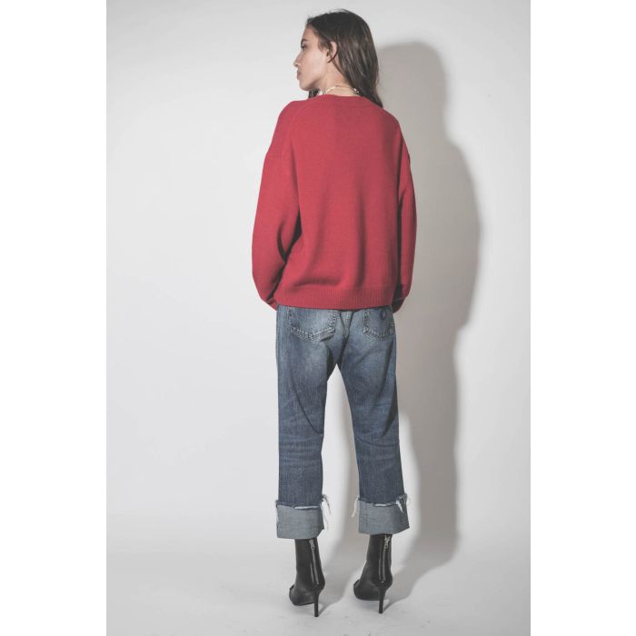 Pull col rond en cachemire rouge Lee Crew Anine Bing. Porté de dos.