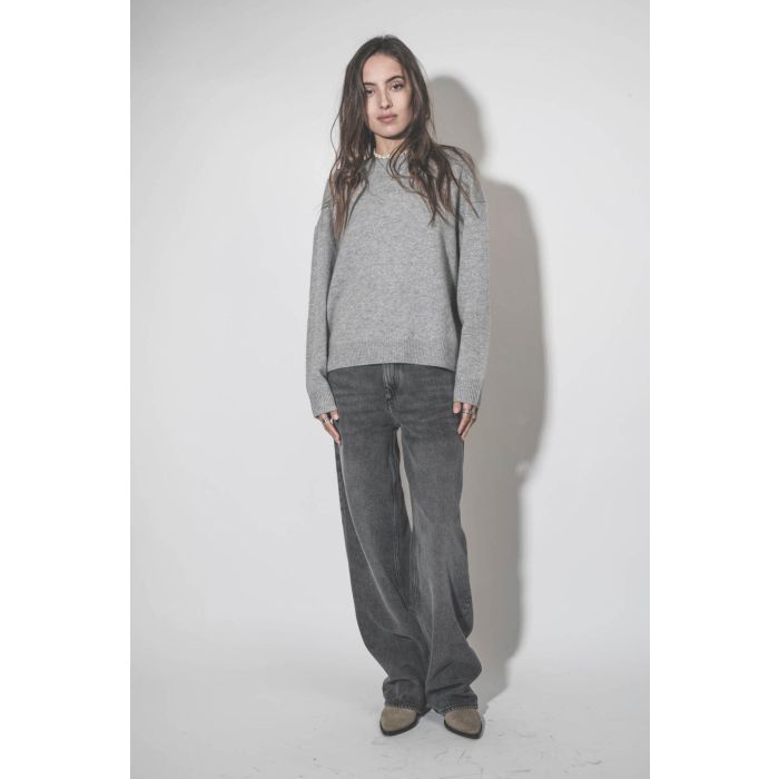 Pull col rond en cachemire gris clair chiné Lee Crew Anine Bing. Porté de face.