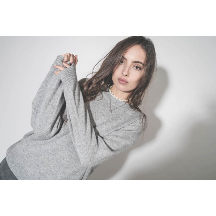 Pull col rond en cachemire gris clair chiné Lee Crew Anine Bing. Détail des bas de manches bord côte.