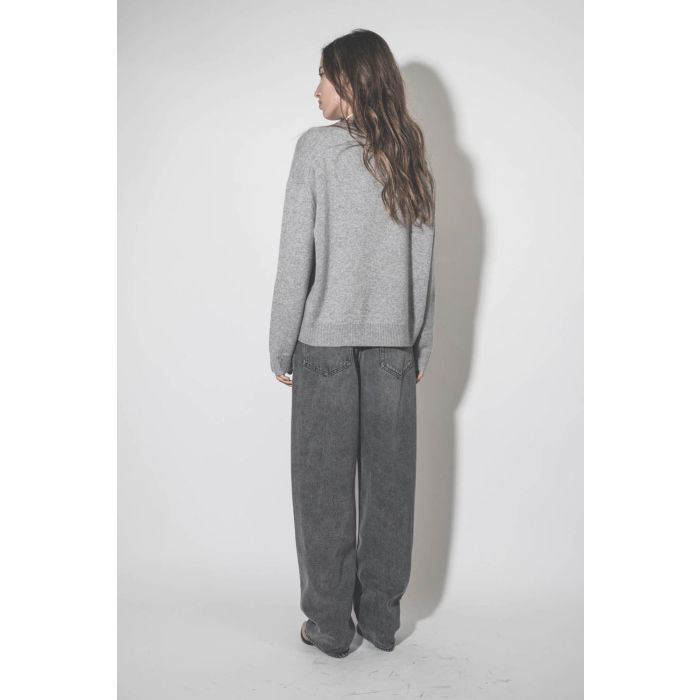 Pull col rond en cachemire gris clair chiné Lee Crew Anine Bing. Porté de dos.
