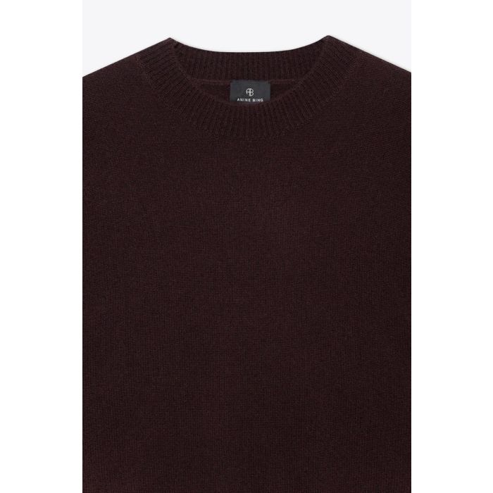 Pull Lee Crew Anine Bing en cachemire marron. Détail de l'encolure ronde.