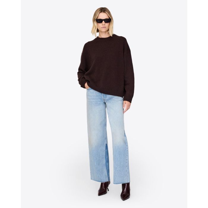 Pull Lee Crew Anine Bing en cachemire marron porté de face.