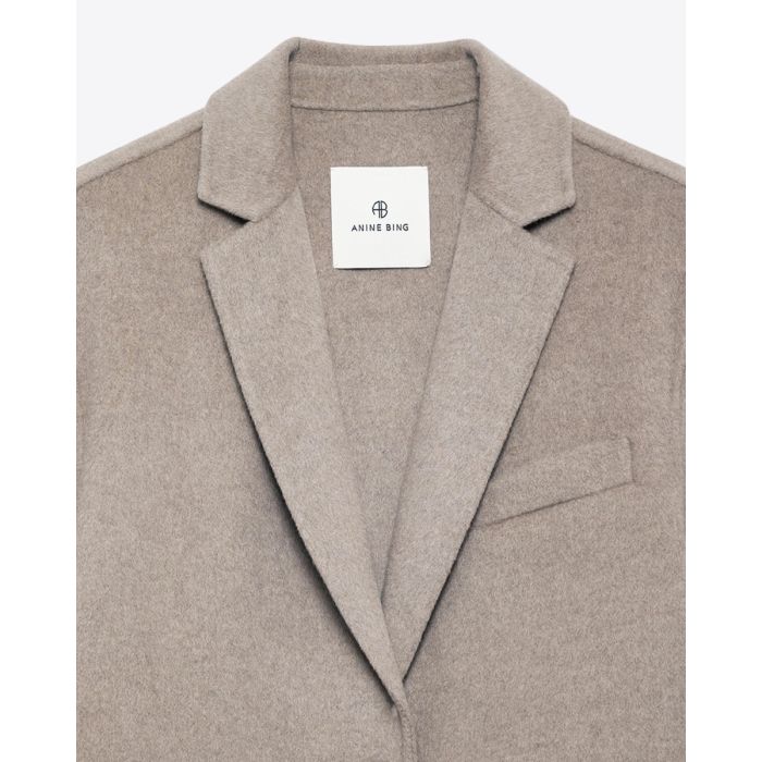 Veste blazer Quinn Anine Bing en laine et cachemire double face beige. Détail du col.