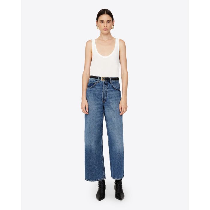 Jean large Rick Anine Bing en denim bleu délavé. Vue face. Porté avec un débardeur blanc. 