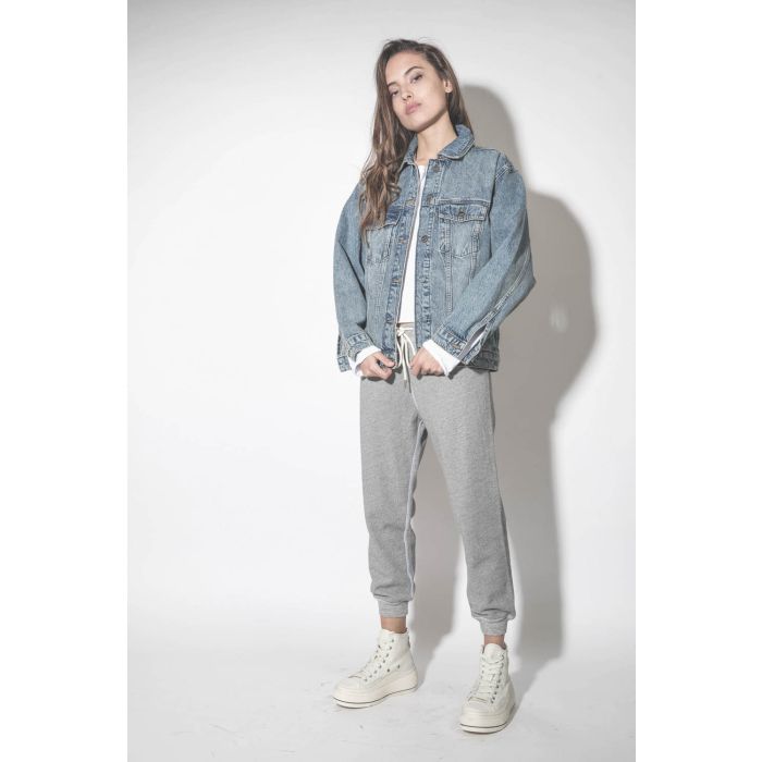 Blouson en jean bleu délavé Vintage Indigo Rory Anine Bing. Porté de face.