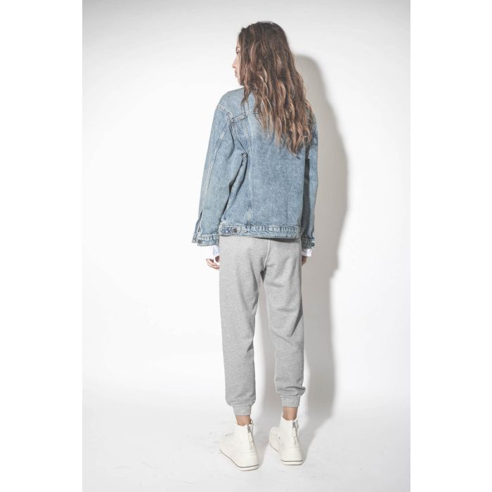 Blouson en jean bleu délavé Vintage Indigo Rory Anine Bing. Porté de dos.
