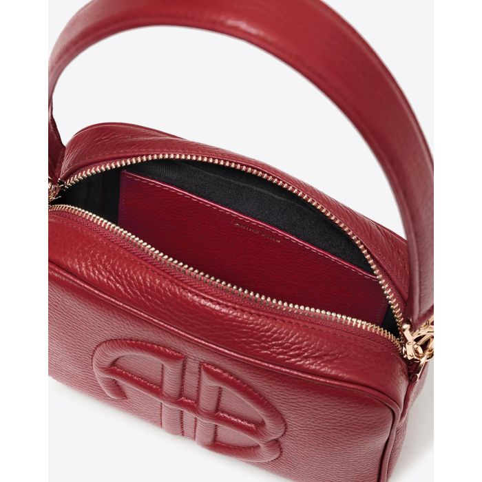 Sac rectangulaire Lili Anine Bing en cuir grainé rouge. Vue détail. 