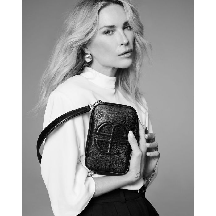 Sac rectangulaire Lili Anine Bing en cuir noir grainé. Porté à la main par Erin Wasson.