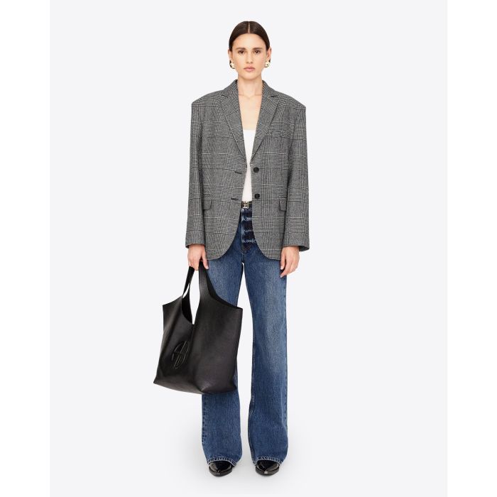Sac Cabas Lili Tote Anine Bing Sac en cuir Noir Grainé. Porté à la main avec un blazer et un jean. 