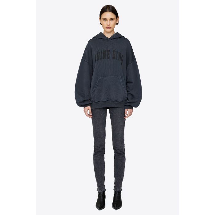 Sweatshirt oversize à capuche poche Kangourou effet usé Logo Anine Bing ton sur ton noir Harvey Anine Bing. Porté de face.